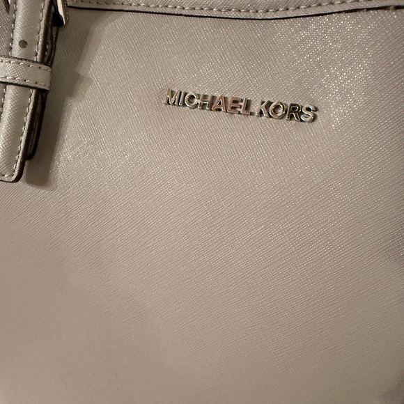 Michael Kors Jet Set Medium Lt Grey Carryall Tote Saffiano Leather EUC - Picture 13 of 17